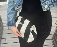 Load image into Gallery viewer, Crochet clutch bag